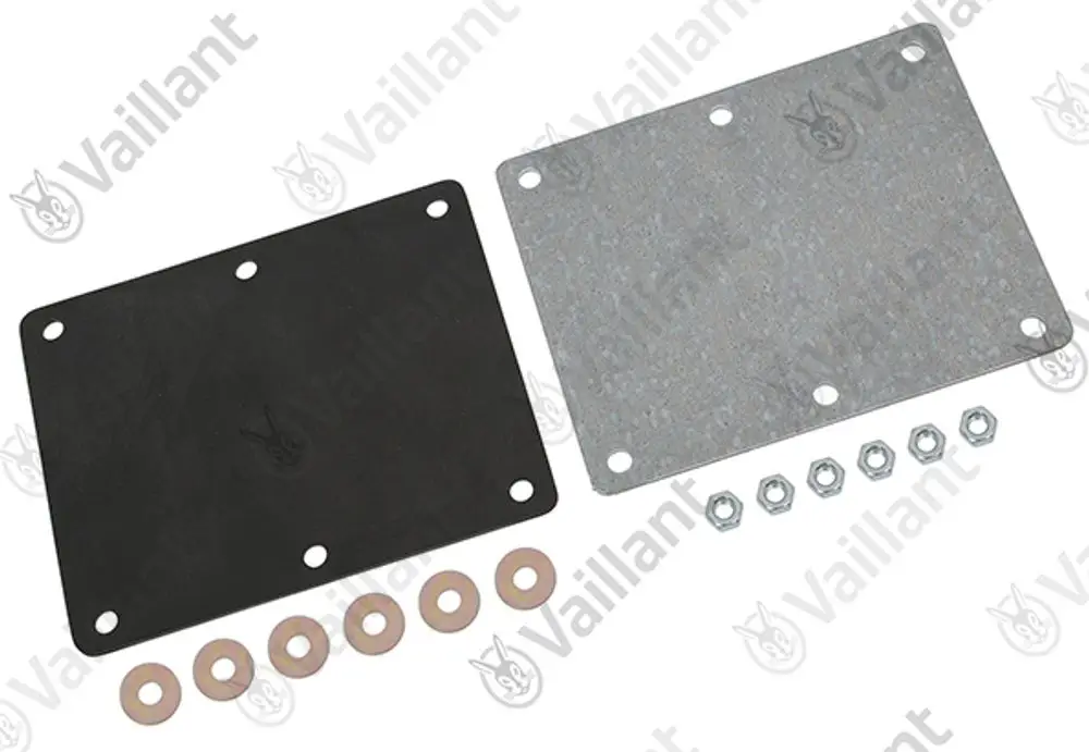 Vaillant Inspektionsdeckel aus schwarzem Gummi und grauem Metall, mit mehreren Löchern zur Befestigung. Dazu passende Unterlegscheiben und Schraubmuttern.